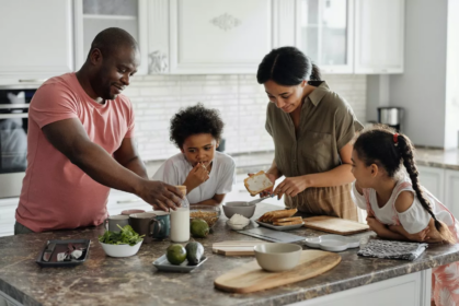 Criando meninos para a vida: a importância de dividir as tarefas domésticas